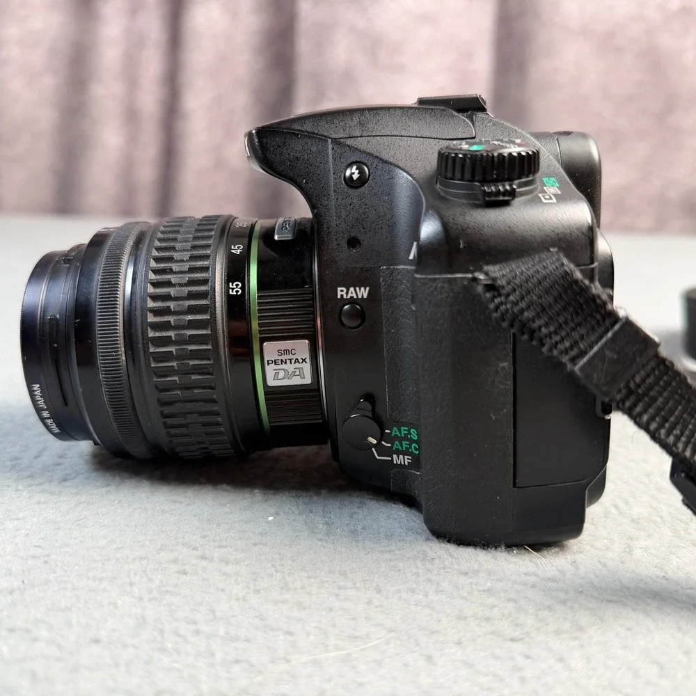 Pentax K10D DSLR Camera Black SMC Pentax DA 18-55mm Lens Battery Charger Case
